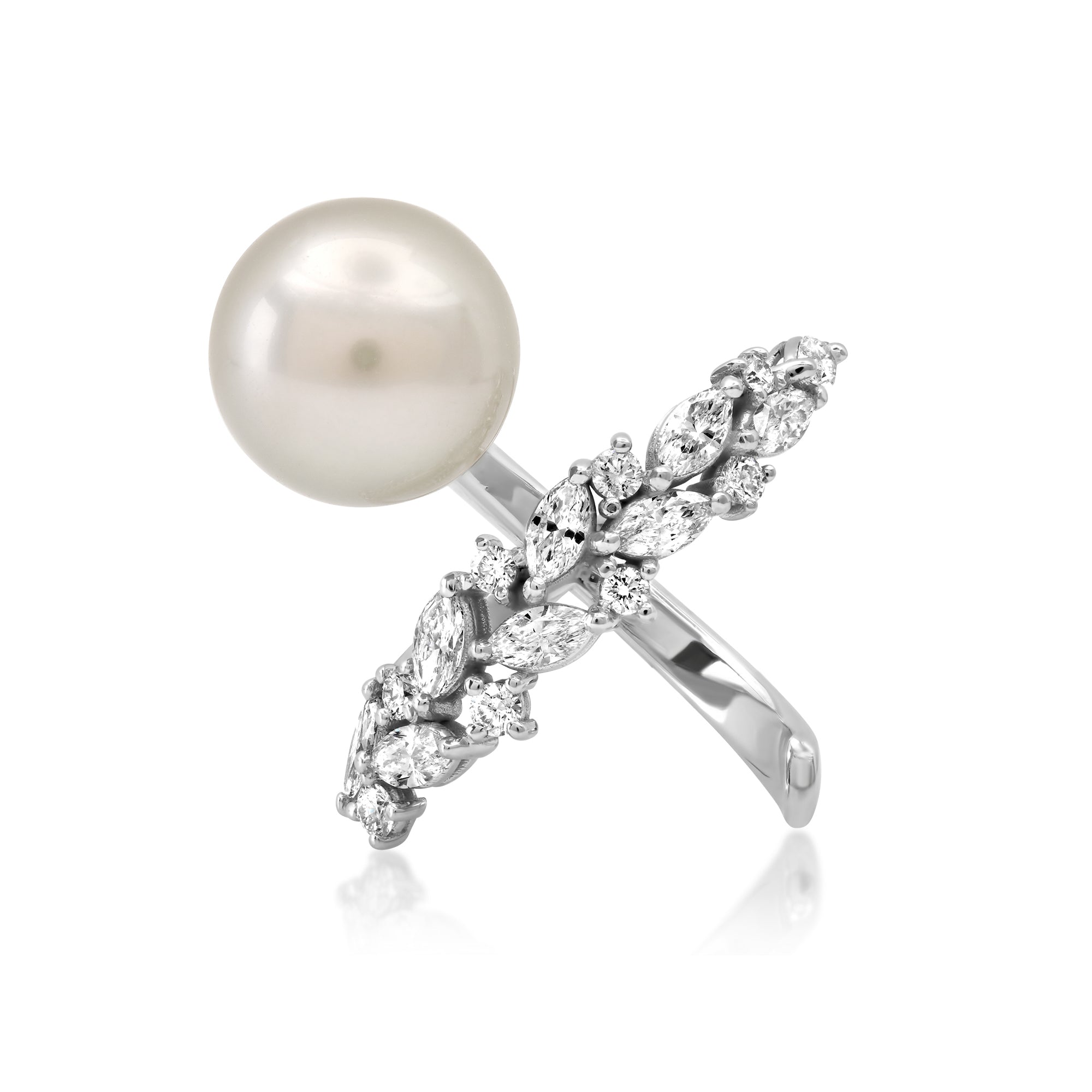 Mysterious pearl ring with diamonds and modern design